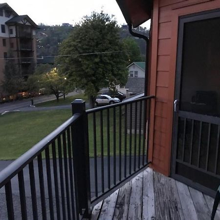Spacious Downtown Condo Walking Distance To Downtown Gatlinburg Sleeps 6 Guests Exteriör bild