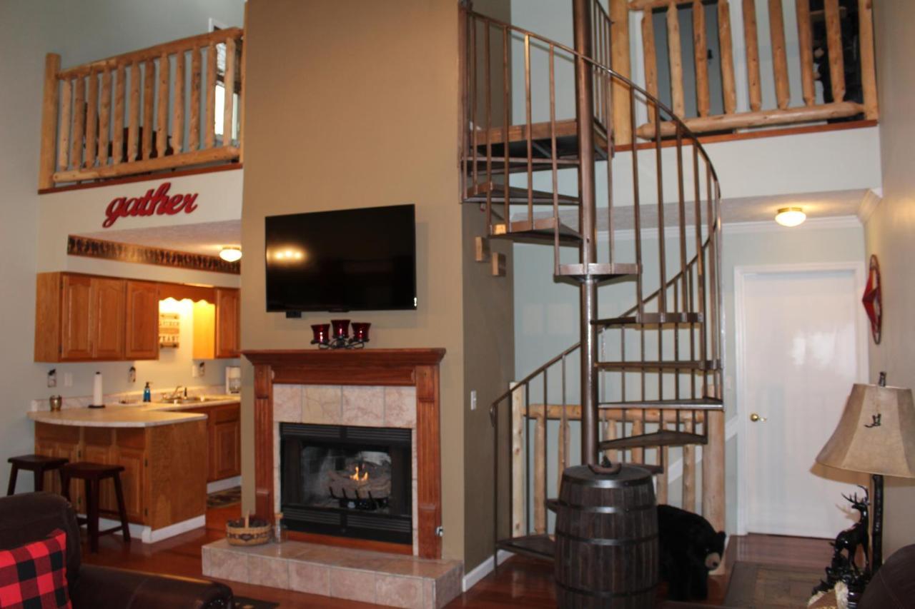 Spacious Downtown Condo Walking Distance To Downtown Gatlinburg Sleeps 6 Guests Exteriör bild
