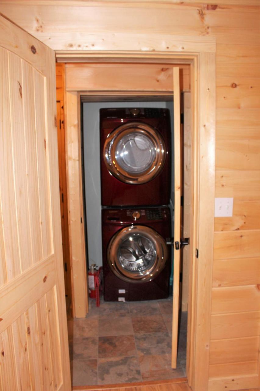 Spacious Downtown Condo Walking Distance To Downtown Gatlinburg Sleeps 6 Guests Exteriör bild