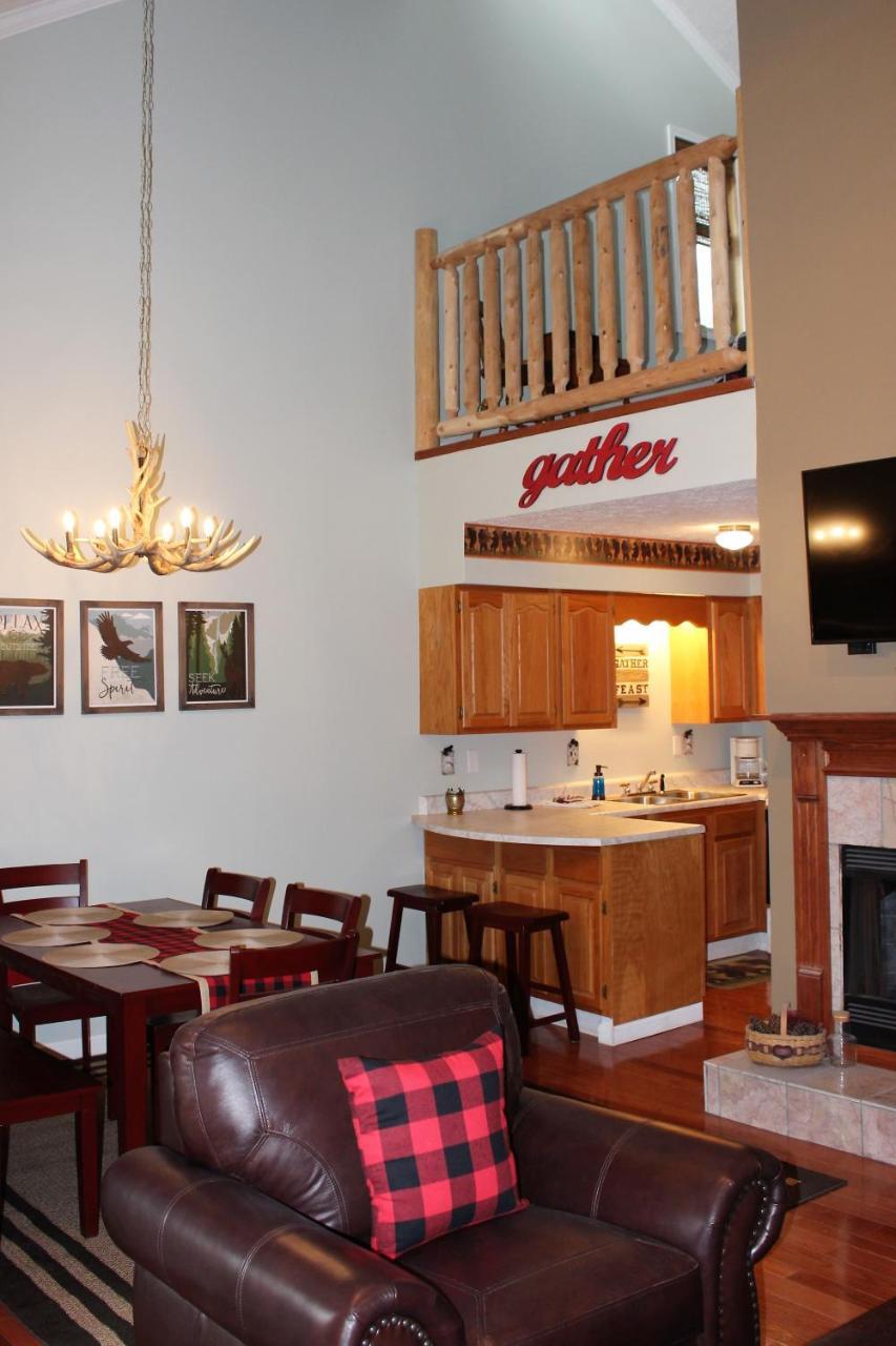 Spacious Downtown Condo Walking Distance To Downtown Gatlinburg Sleeps 6 Guests Exteriör bild
