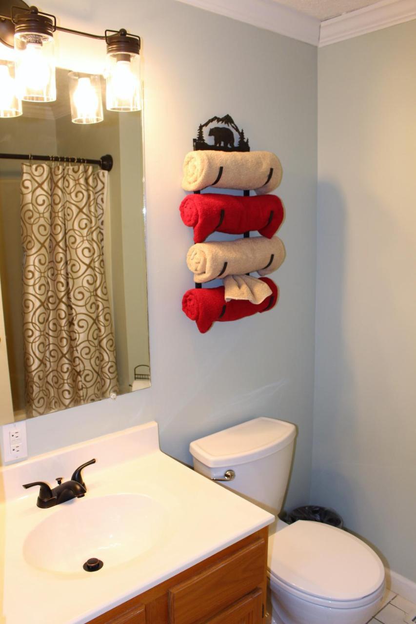 Spacious Downtown Condo Walking Distance To Downtown Gatlinburg Sleeps 6 Guests Exteriör bild