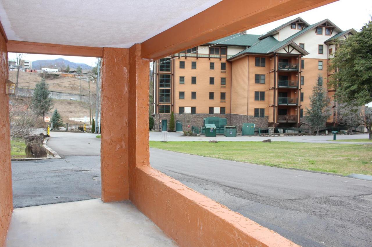 Spacious Downtown Condo Walking Distance To Downtown Gatlinburg Sleeps 6 Guests Exteriör bild