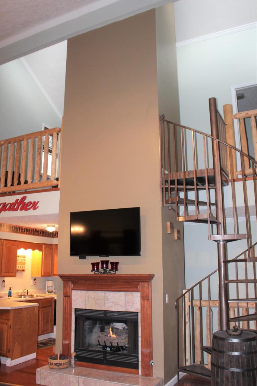Spacious Downtown Condo Walking Distance To Downtown Gatlinburg Sleeps 6 Guests Exteriör bild
