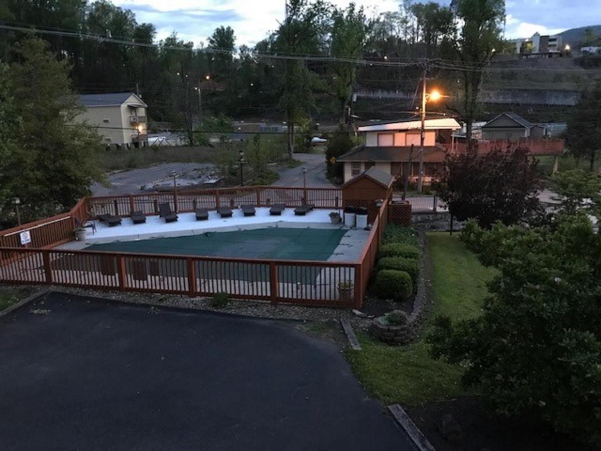 Spacious Downtown Condo Walking Distance To Downtown Gatlinburg Sleeps 6 Guests Exteriör bild