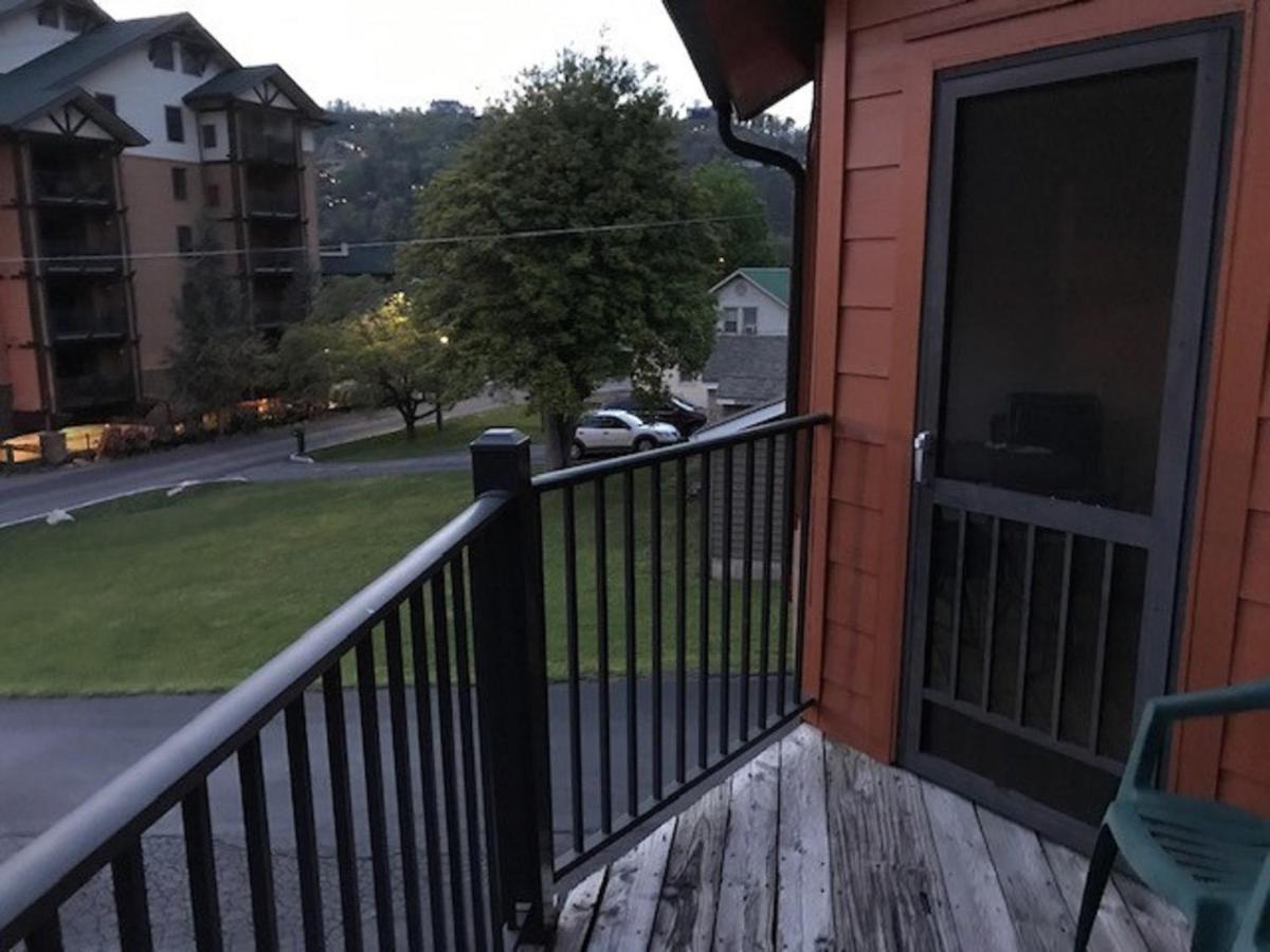 Spacious Downtown Condo Walking Distance To Downtown Gatlinburg Sleeps 6 Guests Exteriör bild