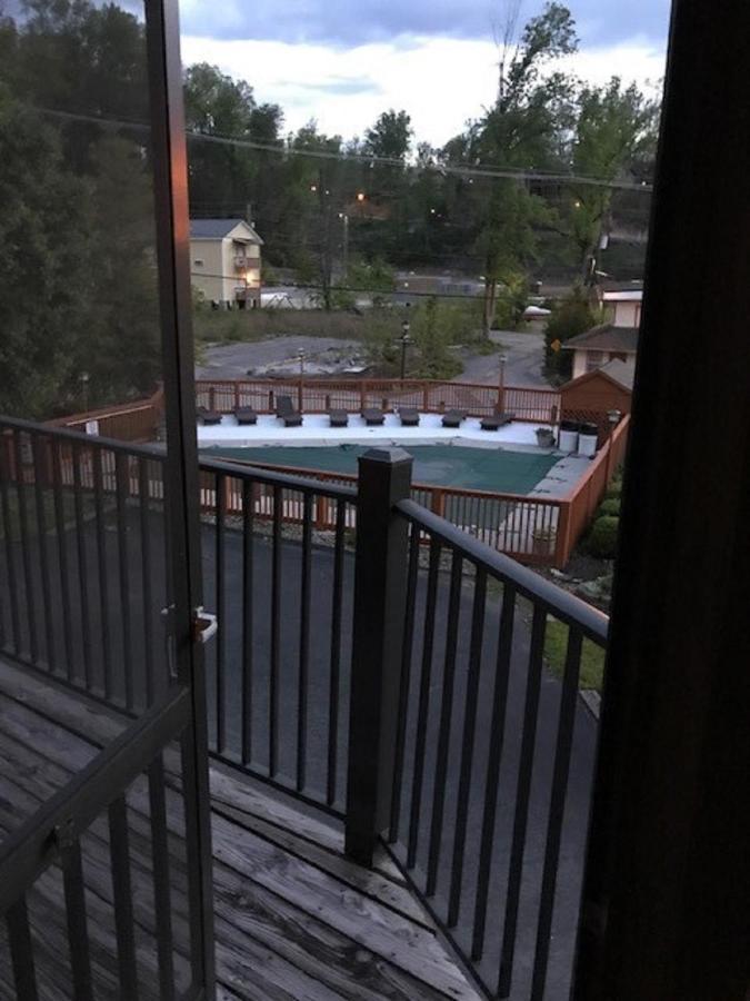 Spacious Downtown Condo Walking Distance To Downtown Gatlinburg Sleeps 6 Guests Exteriör bild